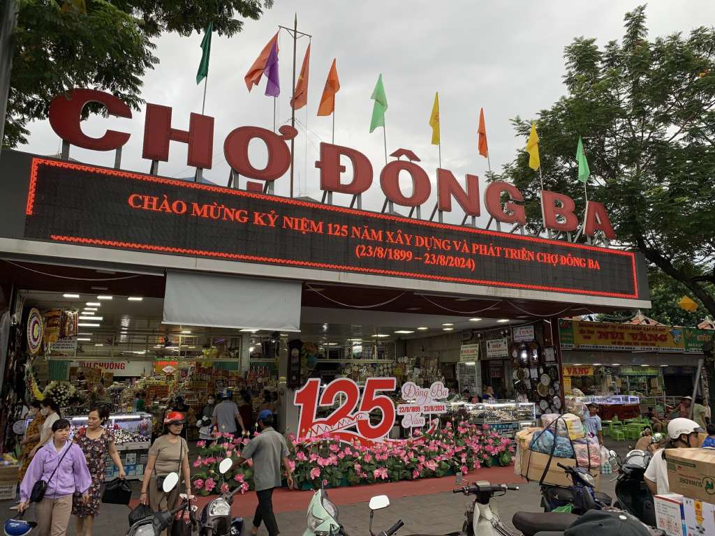 Dong Ba Market