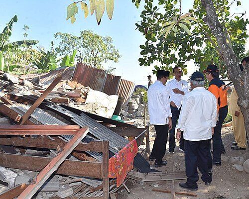 Joko Widodo examining the earthquake damage.