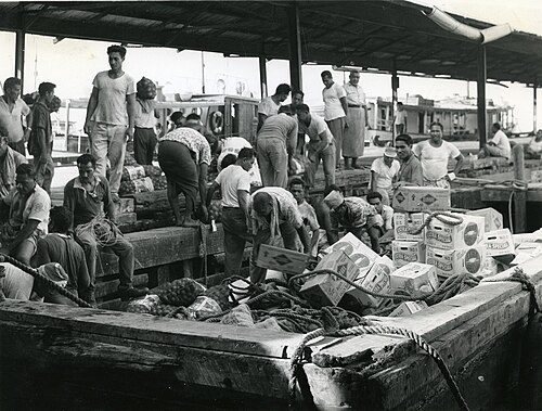 Unloading a lighter at Apia Wharf, around 1975–1985.